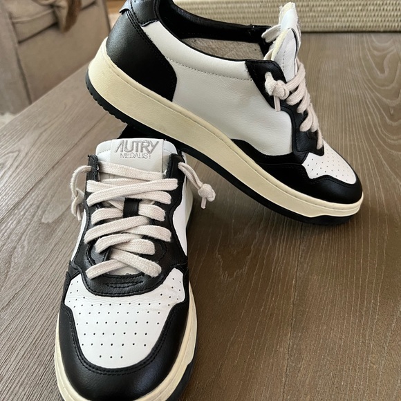 Autry Medalist Low Bicolor Sneakers White and Black. Size 40 - Picture 5 of 8